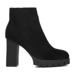Botki DeeZee. Czarne botki damskie DeeZee, bez obcasa, na słupku, bez zapięcia. Za 189.99 zł.