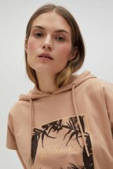 Bluza z kapturem i krótkimi rękawami beżowa. Brązowe bluzy damskie MOODO, l, bez wzorów, z bawełny, z kapturem. Za 89.99 zł.