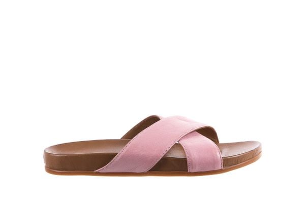 Klapki Bayla-163 17-183 Rose, Róż, Skóra naturalna - 36. Czerwone klapki damskie Bayla, bez wzorów, ze skóry, bez obcasa, bez zapięcia. W wyprzedaży za 89.10 zł.