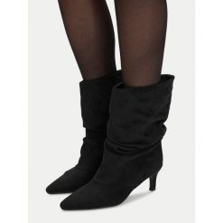 Botki DeeZee. Czarne botki damskie DeeZee, bez obcasa, na słupku, bez zapięcia. Za 199.99 zł.