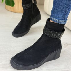 Czarne zamszowe botki damskie DiA 52-191. Czarne botki damskie DiA, na jesień, z jeansu, eleganckie, z okrągłym noskiem, bez obcasa, na koturnie, bez zapięcia. Za 359.00 zł.