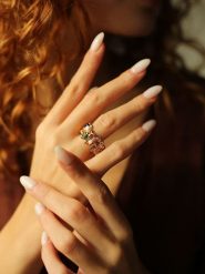 Pierres delicates Pozłacany pierścionek z perłą rozmiar: onesize. Białe pierścionki damskie Pierres delicates, z kryształem, pozłacane. Za 43.99 zł.