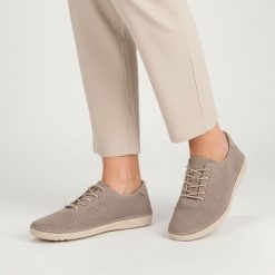 Półbuty damskie S.Barski cholewka ze skóry naturalnej z drobną perforacją klasyczne sznurowanie smukły fason zaokrąglony nosek niska jednolita podesz. Szare półbuty damskie S.BARSKI, bez wzorów, ze skóry, bez obcasa, na płaskiej podeszwie, bez zapięcia. Za 189.00 zł.