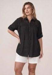 Czarna Koszula z Bawełną na Lato w Stylu Boho Ozdobiona Koronką Cinnamis. Czarne koszule damskie Born2be, na lato, uniwersalny, z aplikacjami, z bawełny, boho, bez kołnierzyka, bez ramiączek. Za 119.99 zł.
