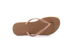 Japonki damskie Havaianas Slim Crystal Sw II. Brązowe klapki damskie Havaianas, bez wzorów, z materiału, bez obcasa, bez zapięcia. Za 94.99 zł.