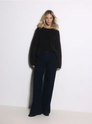 Jeansy wide leg z domieszką wełny - granatowy. Niebieskie jeansy damskie Reserved. Za 199.99 zł.