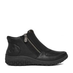 Botki Rieker. Czarne botki damskie Rieker, bez obcasa, na płaskiej podeszwie, bez zapięcia. Za 389.99 zł.