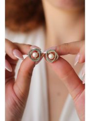 Pierres delicates Pozłacane kolczyki-wkrętki z turkusami rozmiar: onesize. Niebieskie kolczyki damskie Pierres delicates, z cyrkonią, pozłacane. Za 56.95 zł.