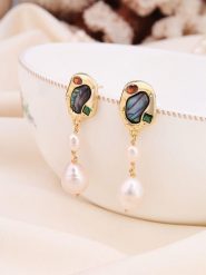 Pierres de Jade Pozłacane kolczyki-wkrętki z perłami i kamieniami szlachetnymi rozmiar: onesize. Białe kolczyki damskie Pierres de Jade, z cyrkonią, pozłacane. Za 39.99 zł.