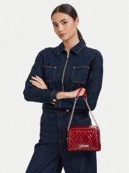 Guess Torebka J6YZ07 W3001 Czerwony. Czerwone listonoszki damskie Guess, z aplikacjami, ze skóry, bez dodatków. Za 199.99 zł.