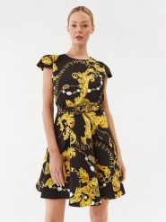 Versace Jeans Couture Sukienka codzienna 75HAO905 Czarny Regular Fit. Czarne sukienki damskie Versace Jeans Couture, bez wzorów, z jeansu, bez ramiączek. Za 3,639.00 zł.