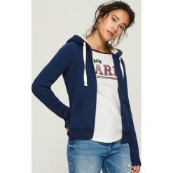Bluza z puszystym kapturem - Granatowy. Niebieskie bluzy damskie Sinsay. W wyprzedaży za 29.99 zł.