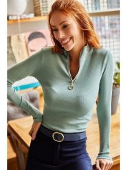 Olalook Koszulka w kolorze jasnozielonym rozmiar: S. Zielone koszulki damskie Olalook, s, bez wzorów, prążkowane, bez kołnierzyka, bez ramiączek. Za 52.45 zł.