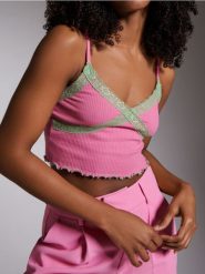 Koszulka na ramiączkach z koronkową lamówką - różowy. Czerwone koszulki damskie Sinsay, l, bez wzorów, z koronki, bez kołnierzyka, bez ramiączek. Za 13.99 zł.