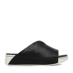 Klapki Go Soft. Czarne klapki damskie GO SOFT, bez wzorów, bez obcasa, bez zapięcia. Za 119.99 zł.