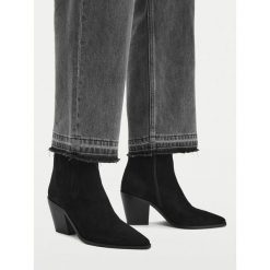 Botki JENNY. Czarne botki damskie Jenny, bez obcasa, na słupku, bez zapięcia. Za 189.99 zł.