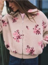 Miękka bluza z kołnierzykiem - kremowy. Białe bluzy damskie Reserved, l, bez wzorów, z dzianiny, bez kaptura. Za 199.99 zł.