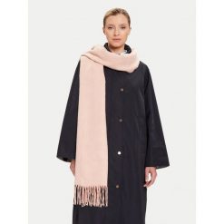 Szalik Guess. Czerwone szaliki damskie Guess, z aplikacjami. Za 239.99 zł.