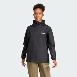 Kurtka Multi Essentials 2L Rain. Czarne kurtki damskie Adidas, l, bez wzorów, bez kaptura. Za 439.00 zł.