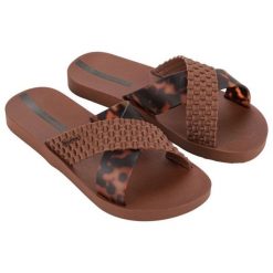 Klapki damskie Ipanema Sense Slide 27214 BD334 brązowe. Brązowe klapki damskie bez wzorów, z materiału, bez obcasa, bez zapięcia. Za 218.61 zł.