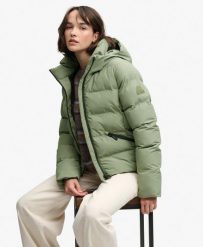 Superdry Pikowana kurtka z kapturem City — Wypełnienie z recyklingu – Light. Zielone kurtki damskie Superdry, z aplikacjami, z materiału, z kapturem. Za 464.00 zł.