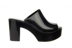 Klapki Melissa Mule Ad Black Glitter 010439, Czarny, Guma - 39. Czarne klapki damskie Melissa, bez wzorów, z gumy, bez obcasa, na obcasie, bez zapięcia. W wyprzedaży za 269.10 zł.