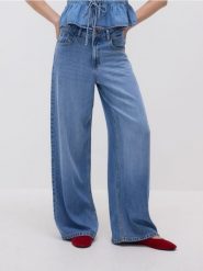 Jeansy wide leg z lyocellu - niebieski. Niebieskie jeansy damskie Reserved, z podwyższonym stanem. W wyprzedaży za 139.99 zł.
