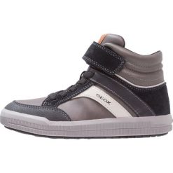 Geox ARZACH Tenisówki i Trampki wysokie dark grey/black. Szare trampki chłopięce Geox, z materiału. W wyprzedaży za 263.20 zł.