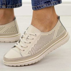 Beżowe ażurowe skórzane półbuty damskie Jezzi 8704. Brązowe półbuty damskie Jezzi, na jesień, w ażurowe wzory, z jeansu, z okrągłym noskiem, bez obcasa, na płaskiej podeszwie, bez zapięcia. Za 229.00 zł.