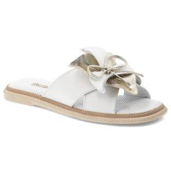 Klapki damskie Artiker, cholewka ze skóry naturalnej wsuwane z elegancką kokardą, białe, 58C3415. Białe klapki damskie Artiker, bez wzorów, ze skóry, bez obcasa, bez zapięcia. Za 189.00 zł.