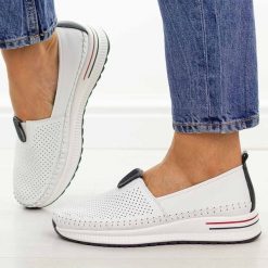 Białe ażurowe skórzane półbuty damskie Cambell 07342. Białe półbuty damskie Cambell, na jesień, w ażurowe wzory, z jeansu, z okrągłym noskiem, bez obcasa, na płaskiej podeszwie, bez zapięcia. Za 219.00 zł.