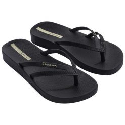 Japonki Ipanema Bossa Soft V Fem 82840-20766 czarne. Czarne klapki damskie bez wzorów, z gumy, bez obcasa, na obcasie, bez zapięcia. W wyprzedaży za 128.09 zł.