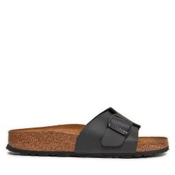 Klapki Birkenstock. Czarne klapki damskie Birkenstock, bez wzorów, bez obcasa, bez zapięcia. Za 299.99 zł.