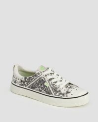 Tenisówki Cariuma OCA Low Off-White Bandana Canvas. Białe trampki damskie CARIUMA, bez wzorów, z gumy, bez zapięcia. Za 233.70 zł.