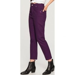 Fioletowe jeansy - Fioletowy. Fioletowe jeansy damskie Reserved. W wyprzedaży za 59.99 zł.