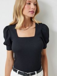 Happiness Istanbul Koszulka w kolorze czarnym rozmiar: 36. Czarne bluzki damskie Happiness Istanbul, bez wzorów, bez kołnierzyka, bez ramiączek. Za 77.95 zł.