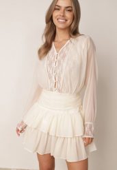 Jasnobeżowa Rozkloszowana Sukienka z Bawełną Falbanami Wiązaniem z Tyłu i Koronką Pelopei. Brązowe sukienki damskie Born2be, bez wzorów, z bawełny, eleganckie, bez ramiączek. Za 189.99 zł.