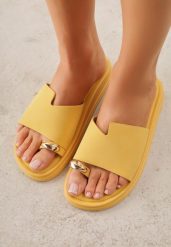 Żółte Klapki Typu Japonki z Metaliczną Ozdobą Samrina. Żółte klapki damskie Born2be, z aplikacjami, z jeansu, bez obcasa, na płaskiej podeszwie, bez zapięcia. Za 79.99 zł.