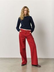 Jeansy straight fit - intenstywna czerwień. Czerwone jeansy damskie Reserved. Za 199.99 zł.