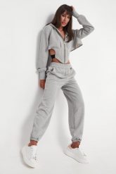 Spodnie dresowe damskie VERSACE JEANS COUTUTRE. Spodnie dresowe damskie Versace Jeans Couture, bez wzorów, z dresówki. W wyprzedaży za 902.30 zł.