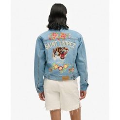 Kurtka jeansowa ozdobiona. Niebieskie kurtki damskie Superdry, bez wzorów, z jeansu, bez kaptura. W wyprzedaży za 422.30 zł.