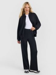 4F Spodnie dresowe z prostymi nogawkami damskie - czarne L. Czarne spodnie dresowe damskie 4F, l, bez wzorów, z dresówki. Za 189.99 zł.