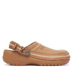 Klapki Crocs. Brązowe klapki damskie Crocs, bez wzorów, bez obcasa, bez zapięcia. Za 319.99 zł.