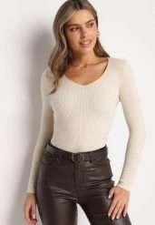Jasnobeżowy Sweter Prążkowany z Trójkątnym Dekoltem Vorila. Brązowe swetry klasyczne damskie Born2be, prążkowane, bez kołnierzyka. Za 34.99 zł.