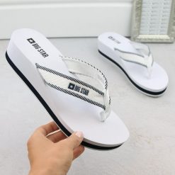 Japonki klapki damskie na koturnie białe Big Star NN274A726. Białe klapki damskie Big Star, bez wzorów, z materiału, bez obcasa, na koturnie, bez zapięcia. Za 77.99 zł.