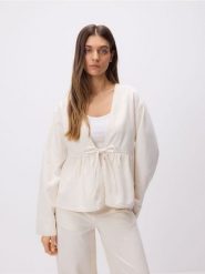 Jeansowa marynarka z wiązaniem - złamana biel. Marynarki i żakiety damskie Reserved, l, bez wzorów, z bawełny. Za 139.99 zł.