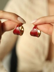 Pierres delicates Pozłacane kolczyki-wkrętki z masą perłową rozmiar: onesize. Czerwone kolczyki damskie Pierres delicates, z perłą, pozłacane. Za 43.99 zł.