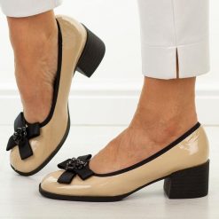 Beżowe skórzane półbuty damskie Cambell 98333. Brązowe półbuty damskie Cambell, na lato, bez wzorów, z jeansu, bez obcasa, na obcasie, bez zapięcia. Za 229.00 zł.