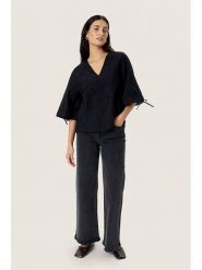 Soaked in Luxury Bluzka w kolorze czarnym rozmiar: M. Czarne bluzki damskie Soaked in Luxury, m, bez wzorów, z bawełny, bez kołnierzyka, bez ramiączek. Za 130.99 zł.