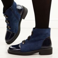 Niebieskie płaskie botki damskie M.Daszyński sa252-4. Niebieskie botki damskie M.Daszyński, na jesień, ze skóry, eleganckie, z okrągłym noskiem, bez obcasa, na obcasie, bez zapięcia. Za 219.00 zł.
